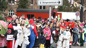 Die Zuschauermassen verfolgen gebannt den großen Umzug in Singen am Fasnet-Samschtig. Um für mehr Sicherheit zu sorgen, wurden die ...