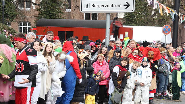 Die Zuschauermassen verfolgen gebannt den großen Umzug in Singen am Fasnet-Samschtig. Um für mehr Sicherheit zu sorgen, wurden die ...