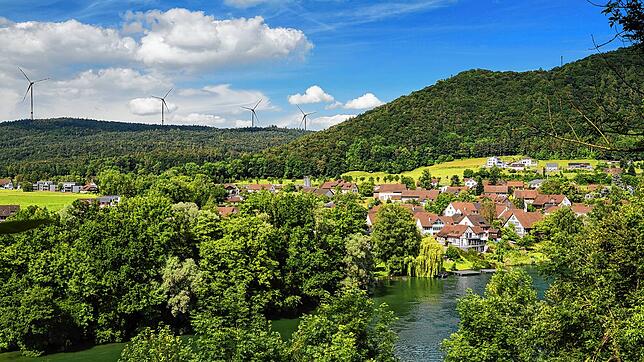 Eine Visualisierung der Bürgerinitiative Landschaftsschutz Schienerberg zeigt, wie die Windräder das Landschaftsbild in Hemishofen ...