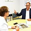 Der Rathaus-Chef beantwortet im SÜDKURIER-Interview, wie die Energiekosten in der Heliosarena tatsächlich abgerechnet werden. Von Links: ...