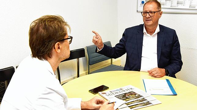 Der Rathaus-Chef beantwortet im SÜDKURIER-Interview, wie die Energiekosten in der Heliosarena tatsächlich abgerechnet werden. Von Links: ...