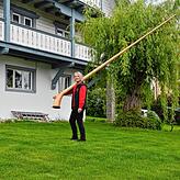 Um das Alphorn zu transportieren, es ist zusammengebaut über zwei Meter lang, muss Verena Oschwald das Instrument schultern. Michael Schnurr
