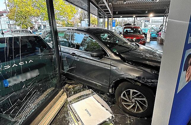 Von der Seite wird noch einmal deutlich, wie weit das Auto in den Verkaufsraum fuhr.