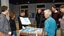 Sein letzter Auftritt als Leiter der Städtischen Galerie: Stephan Rößler stellt im Freiraum des Uhrenindustriemuseums das Künstlerbuch ...