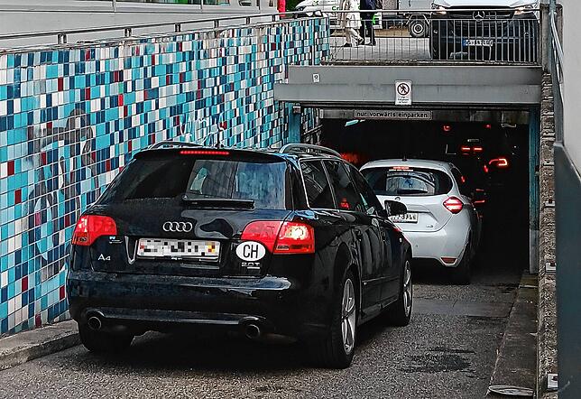 Der Rückstau ist lang: Sie alle wollen im Augustiner-Parkhaus parken. Doch aktuell warten viele Ehrenrunden auf die Autofahrer.