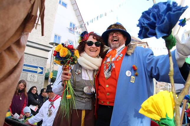 Beim Fasnets-Mändig Umzug 2017: Martina Mülherr mit Narrenvater Bernd Schank.