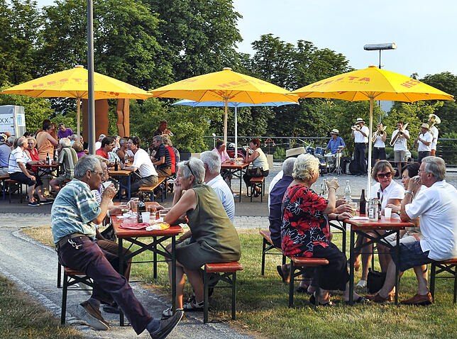 Das Brückenfest gibt es seit 2004. Es wurde damals von Heinz Schmitt auf der Taufe gehoben. Für sein Engegament gbekommt er den ...