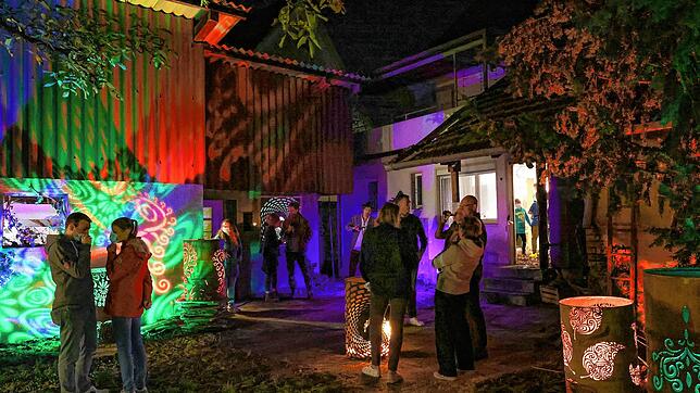 Eine besondere Atmosphäre: Vor allem am Abend sorgen aufwendige Lichtinstallationen beim der Besuch der Ortszeit 7:78 für ein ...