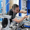 IMS Gear blickt optimistisch in die Zukunft. Hier richtet IMS-Gear Mitarbeiter Thomas Falkner ein Handling ein.
