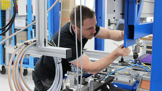 IMS Gear blickt optimistisch in die Zukunft. Hier richtet IMS-Gear Mitarbeiter Thomas Falkner ein Handling ein.