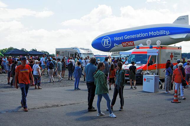 Der Zeppelin fasziniert die Massen auch noch 25 Jahre nach dem Erstflug des NT. Zum Jubiläum lud die Reederei zu einem Bürgerfest an den ...