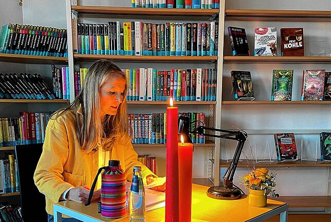 Die zweite Burgschreiberin Anke Ricklefs liest in der Stadtbücherei.