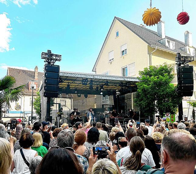 Unter freiem Himmel wird in der Allmandstraße gefeiert.