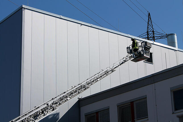 Zur Unterstützung war auch die Drehleiter der Feuerwehr Donaueschingen im Einsatz, falls man Personen oder auch Einsatzkräft über das ...