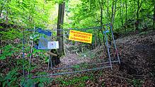 Dieses Gitter ist die erste Sperrung am Fuß der Marienschlucht. Die zweite ein Stück dahinter ist ein großes neongelbes Banner auf einem ...