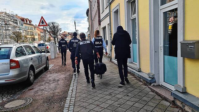 Polizisten und Beamte des Bundeskriminalamtes gehen durch eine Straße in Eisenach. Vier Personen aus dem Umfeld der ...