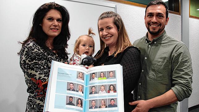 Claudia Gliese (50) aus Tiengen und Maya Greco (1) mit ihrem Portrait im Kreisjahrbuch. Über das Ergebnis freuen sich auch Mayas Eltern ...