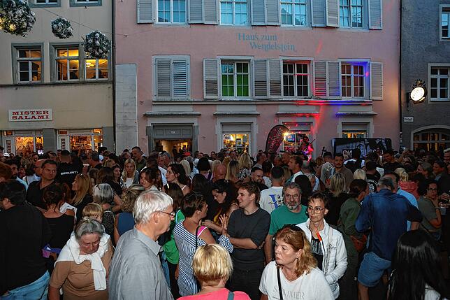 Bild 18: Konstanz: Die Niederburg lädt zum Gassenfreitag und die Besucher tanzen an
