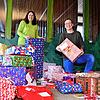Antonia Musacchio-Torzilli und Dennis Schulze inmitten der vielen Geschenke, die die Geschenkepaten für die Wunschbaumaktion stifteten.