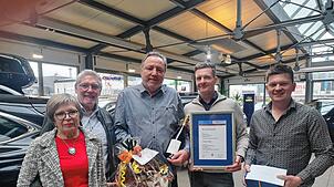 Wehmütig verabschieden Roswitha Sailer und Seniorchef Peter Sailer ihren Mitarbeiter Karl-Heinz Gessler, die heutigen Geschäftsführer ...