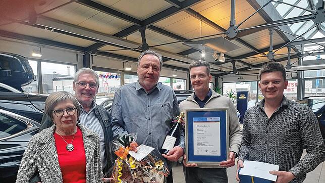 Wehmütig verabschieden Roswitha Sailer und Seniorchef Peter Sailer ihren Mitarbeiter Karl-Heinz Gessler, die heutigen Geschäftsführer ...