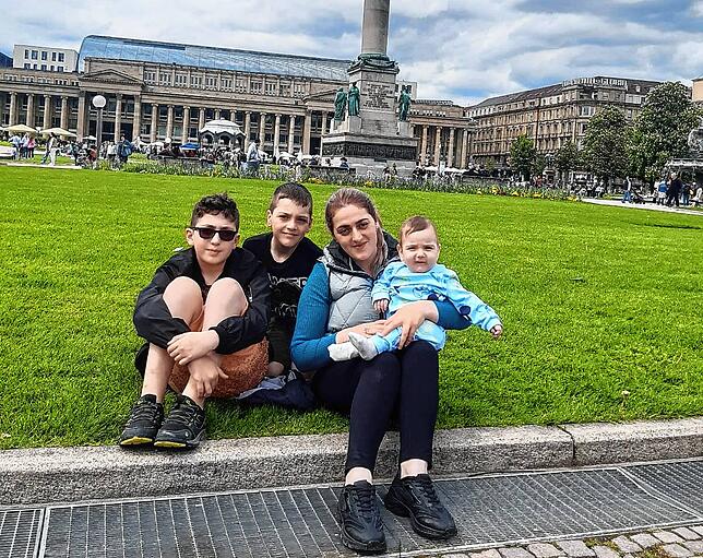 Mariami Tcholadze (32) und ihre drei Kinder Giorgi (12), Noe (9) und Luka (1) in Stuttgart.