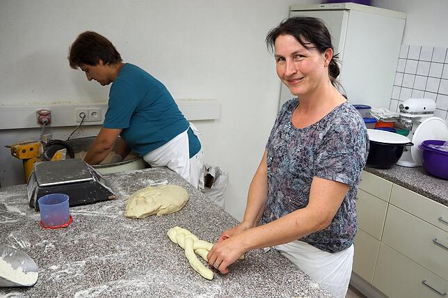 Nach Großmutters und Mutters Familienrezepten backt Martina Schnekenburger (rechts) mit Unterstützung durch Angelika Erndle ihre ...