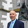 Pfarrer und einer der drei Radolfzeller Hausherren vor dem Radolfzeller Münster: Heinz Vogel muss dieses Jahr ein Hausherrenfest ohne ...