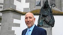 Pfarrer und einer der drei Radolfzeller Hausherren vor dem Radolfzeller Münster: Heinz Vogel muss dieses Jahr ein Hausherrenfest ohne ...