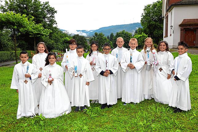 Zwölf Kinder aus Öflingen haben zum ersten Mal die heilige Kommunion empfangen. Nach dem festlichen Gottesdienst wurde die andächtige ...