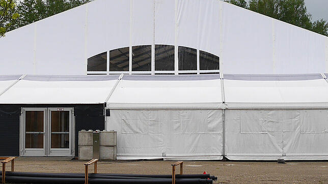 Die Notunterkunft Leichtbauhalle auf dem Festgelände Talwiese in Arlen soll bis Ende des Jahres stehen. Die Gemeinde sucht Lösungen.