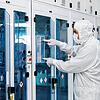 Die Firma AP&S ist im Zulieferbereich der Halbleiterindustrie tätig. Auf dem Bild arbeitet ein Mitarbeiter in Reinraumkleidung in einer ...