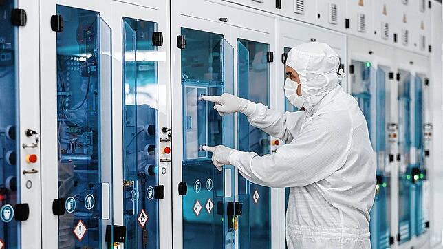 Die Firma AP&S ist im Zulieferbereich der Halbleiterindustrie tätig. Auf dem Bild arbeitet ein Mitarbeiter in Reinraumkleidung in einer ...