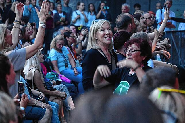 Bild 12: James Blunt begeistert Fans im Salemer Schlosspark