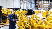 Ein Mitarbeiter der Zeppelin-GmbH prüft Caterpillar-Großmotoren für Baufahrzeuge. Zeppelin Deutschlands größter Händler für die gelben ...