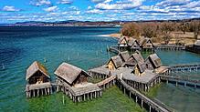 Rund um den Bodensee gibt es faszinierende Spuren aus der prähistorischen Vergangenheit: die Pfahlbauten.
