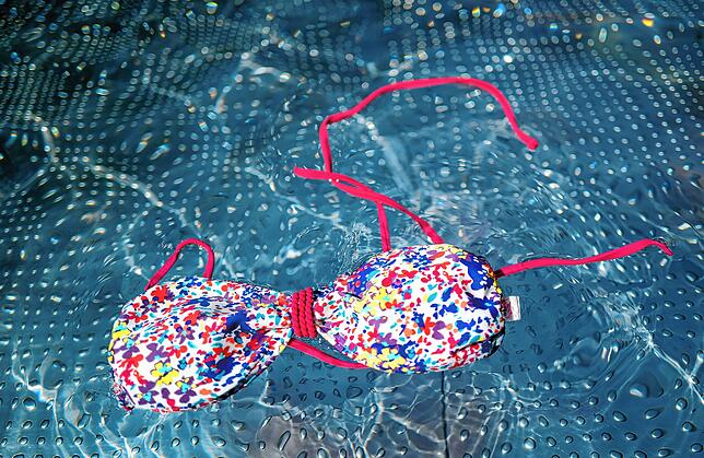 Wer in Albufeira an der Algarve im Süden Portugals auf den Straßen oder im Bus nur in Bikini oder Badehose unterwegs ist, könnte bald ...
