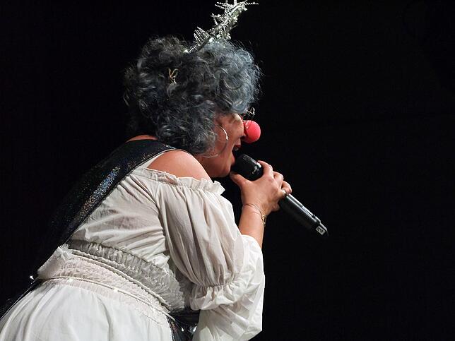 Bild 9: Die Weibsbilder der Narrizella Ratoldi eröffneten im Milchwerk mit 400 Gästen die Fasnacht-Saison