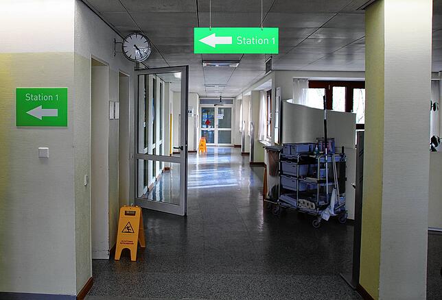 Leerer Flur in der Klinik Tettnang: Im Dezember musste das Krankenhaus nach einem Corona-Ausbruch in den Lockdown.