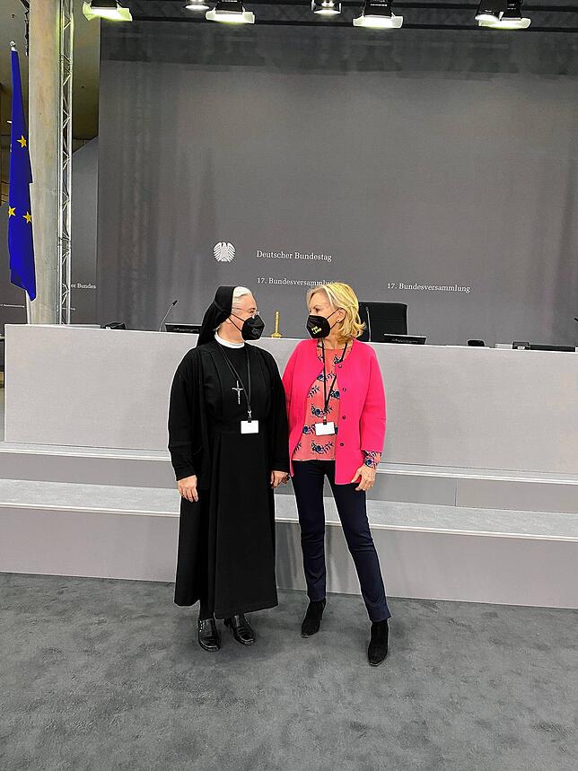 Auch eine Ordensfrau ist Mitglied der Bundesversammlung. Schwester Maria Hanna Löhlein mit Gaby Hauptmann.
