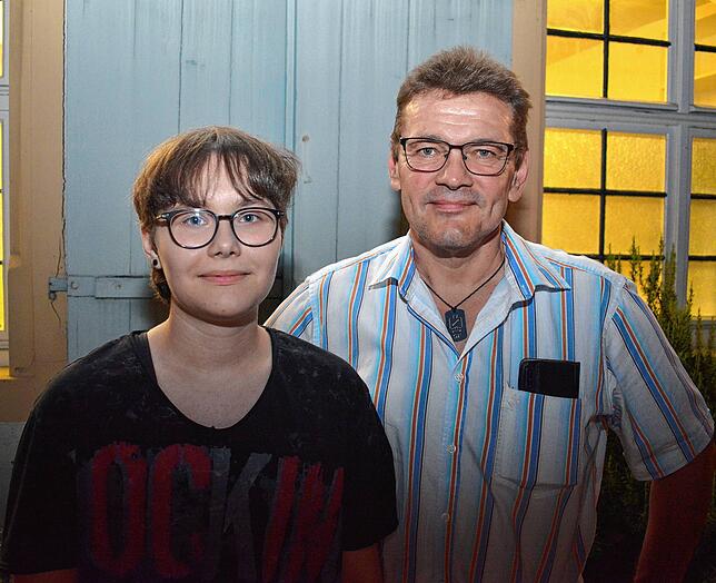 Sascha Fischer und seine 18-jährige Tochter Katharina aus Owingen: „Uns haben die Kriminalfälle interessiert. Wir lesen beide ...