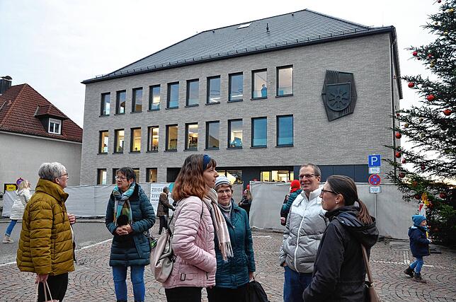 Zahlreiche Bürger hatten am Sonntag das sanierte und nun wiedereröffnete Rathaus besichtigt. Die helle und freundliche Gestaltung der ...
