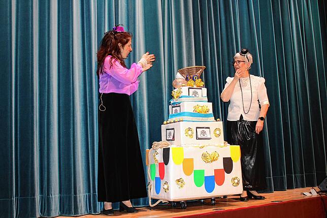Manuela Wurst (links) und Vera Ossola führten gekonnt durchs Programm. Am Ende hatten sie auch das passende Geschenk gefunden: die ...