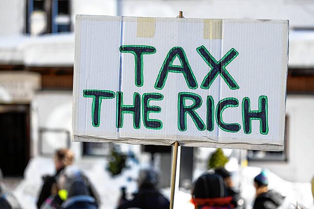 Ein Schild mit der Aufschrift „tax the rich“ (Besteuert die Reichen) beim Weltwirtschaftsforum in Davos im Januar 2024.