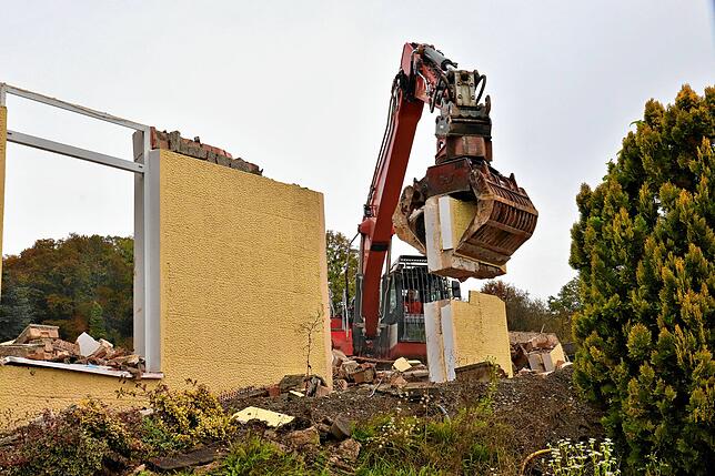 Ein Bagger nimmt Stück für Stück das ehemalige Hauptgebäude von Trübenbacher auseinander.