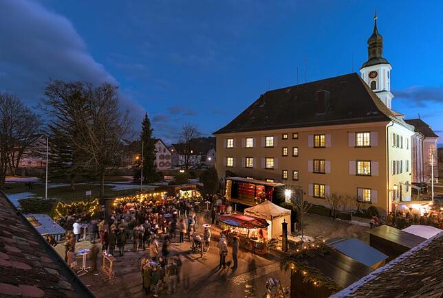 Im Schlosspark veranstaltet der Museumsverein den Hilzinger Weihnachtsmarkt.
