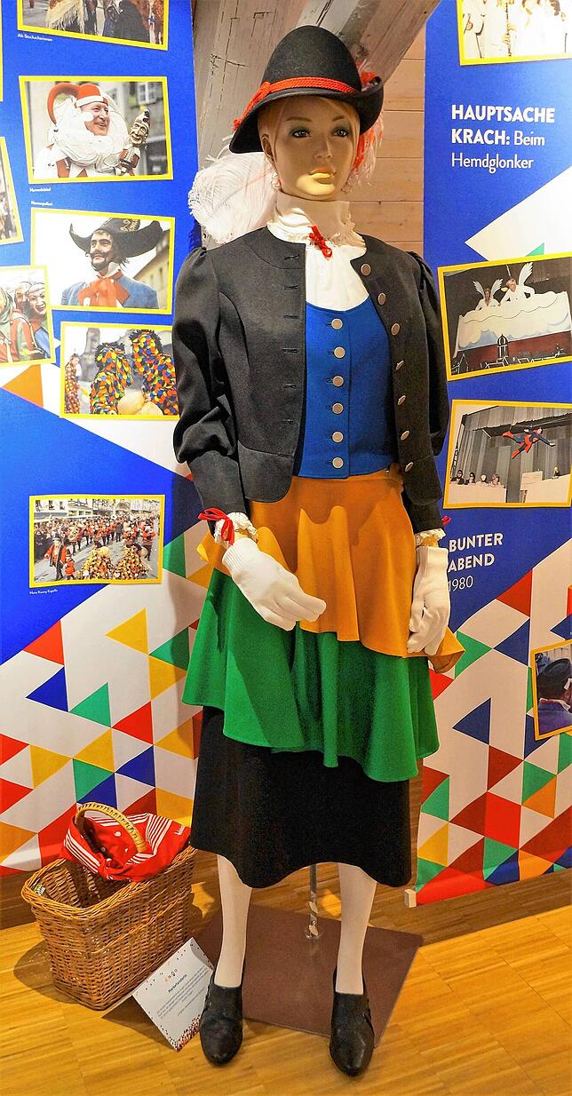 Eine Figur mit der Häs der Stockacher Marketenderinnen steht auch in der aktuell laufenden Ausstellung „Narro – Fasnet in ...