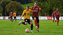 Eine Szene aus dem Hinspiel, das die Gutmadinger (links Tobias Kienzler) gegen Königsfeld (Maurice Fosse) mit 3:0 gewannen.