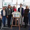 Das Puzzle enthüllte die neue Kooperation des Schülerforschungszentrums (von links): Schüler Anton Herrmann, Nadine Lohse (Stiftung ...