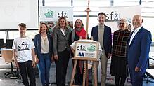 Das Puzzle enthüllte die neue Kooperation des Schülerforschungszentrums (von links): Schüler Anton Herrmann, Nadine Lohse (Stiftung ...